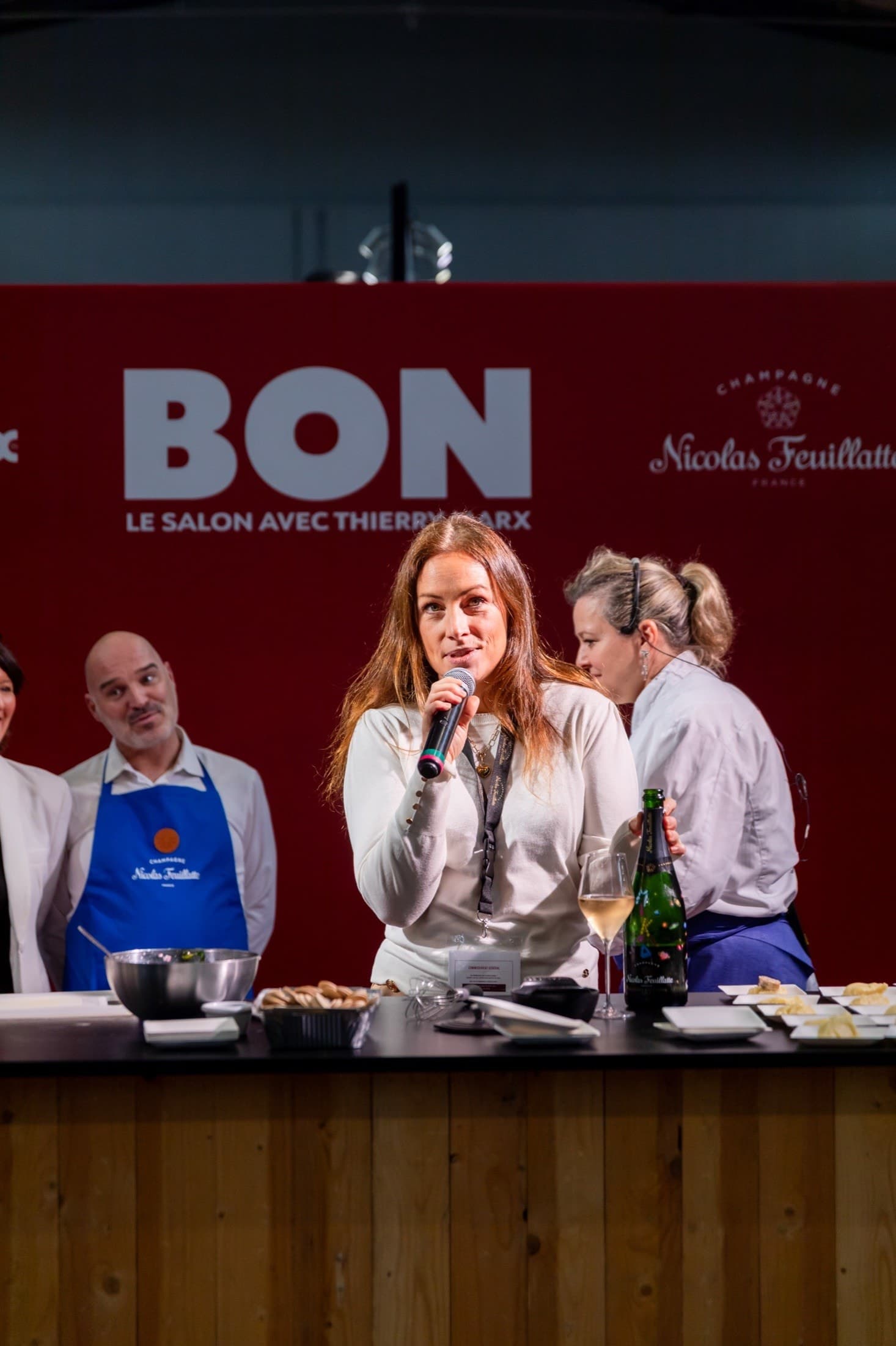 Démonstration au micro devant le mur rouge BON, le salon avec Thierry Marx