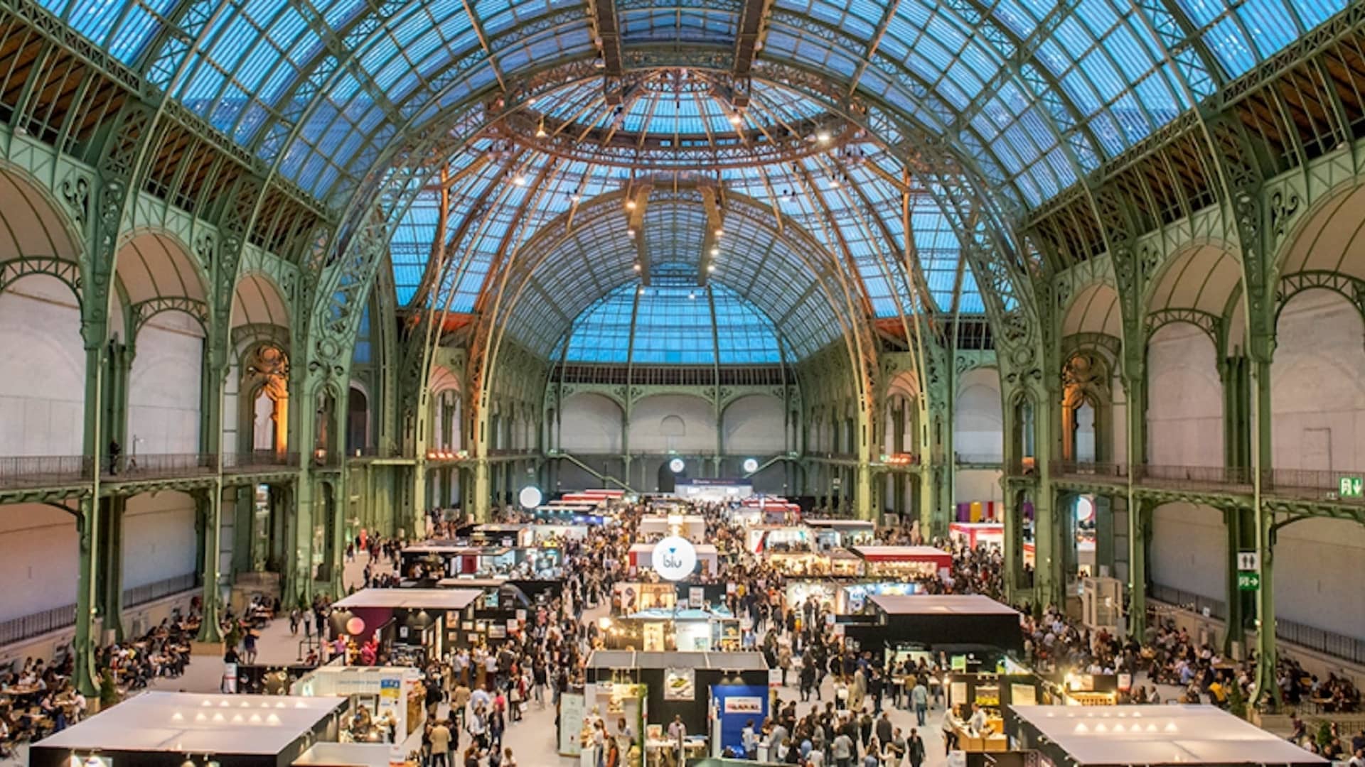 Ambiance des comptoirs éphémères de chefs sous la verrière du Grand Palais à Taste of Paris