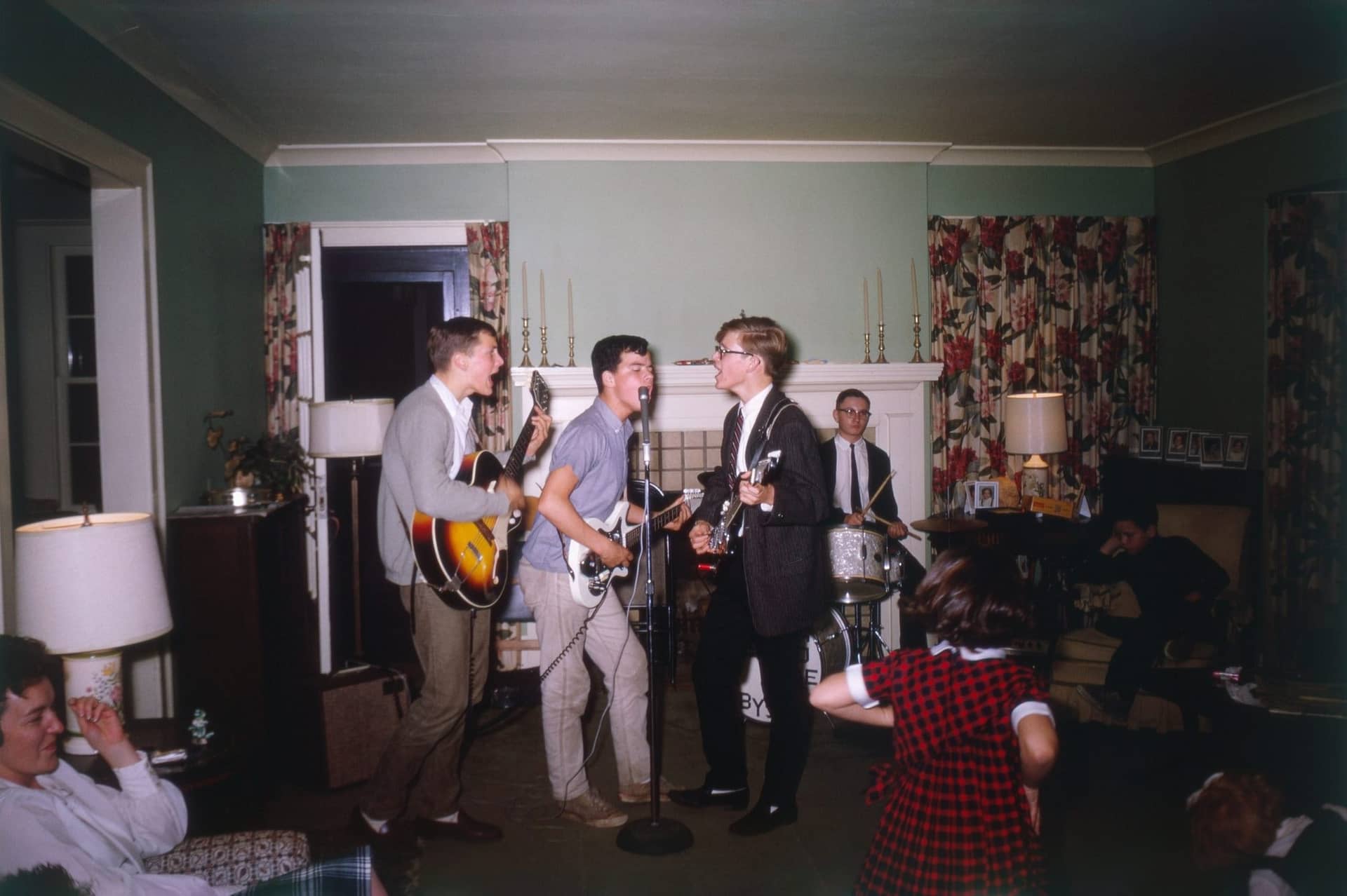 Diapositive Kodachrome de 1966 : quatre ados jouent de la guitare électrique dans un salon américain