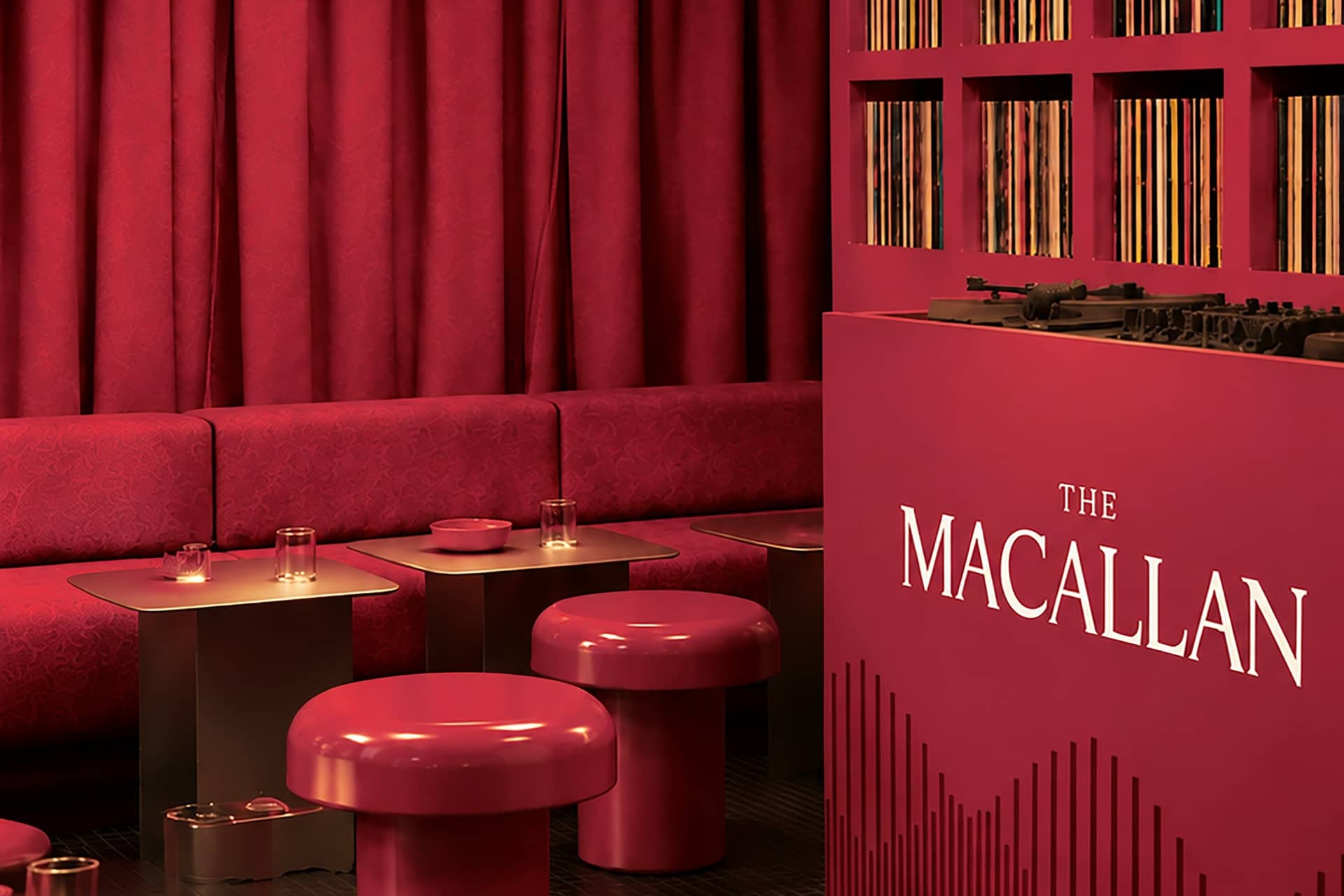 Visuel 3D du listening bar The Macallan In Residence : banquettes, tabourets laqués et murs de vinyles tout en rouge