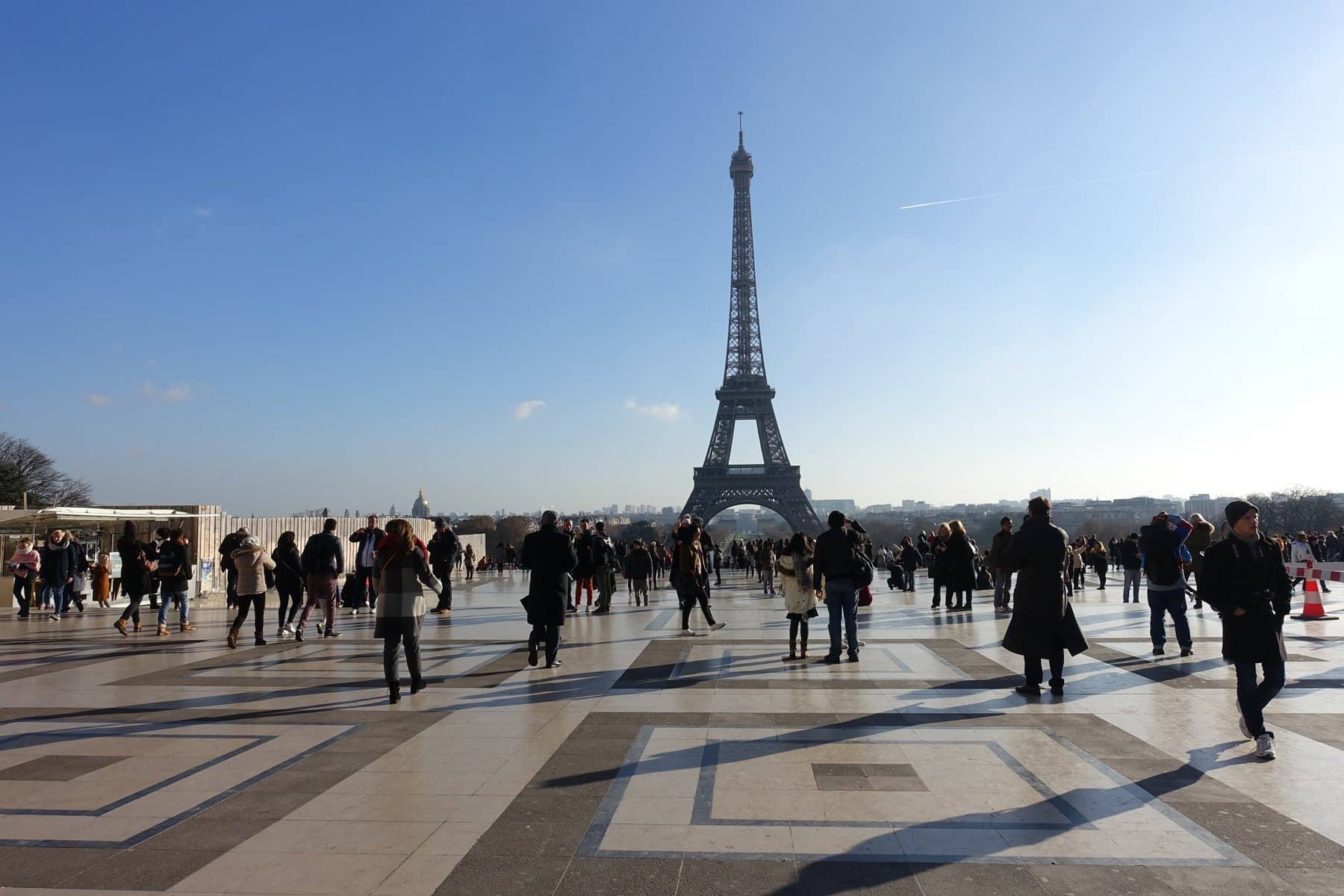 Le parvis dallé du Trocadéro face à la tour Eiffel, où sont installés les bronzes de Tracey Emin
