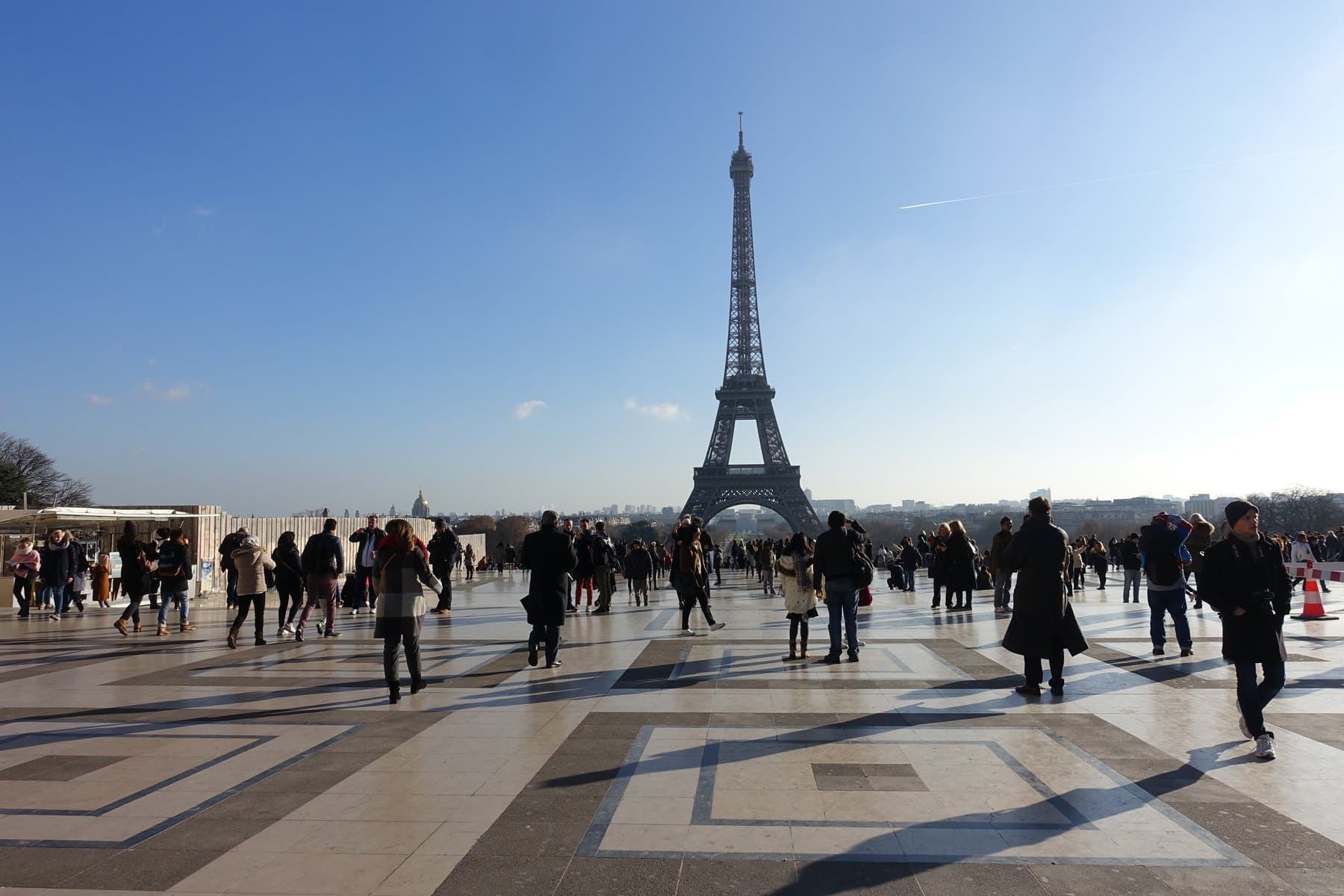 Le parvis dallé du Trocadéro face à la tour Eiffel, où sont installés les bronzes de Tracey Emin