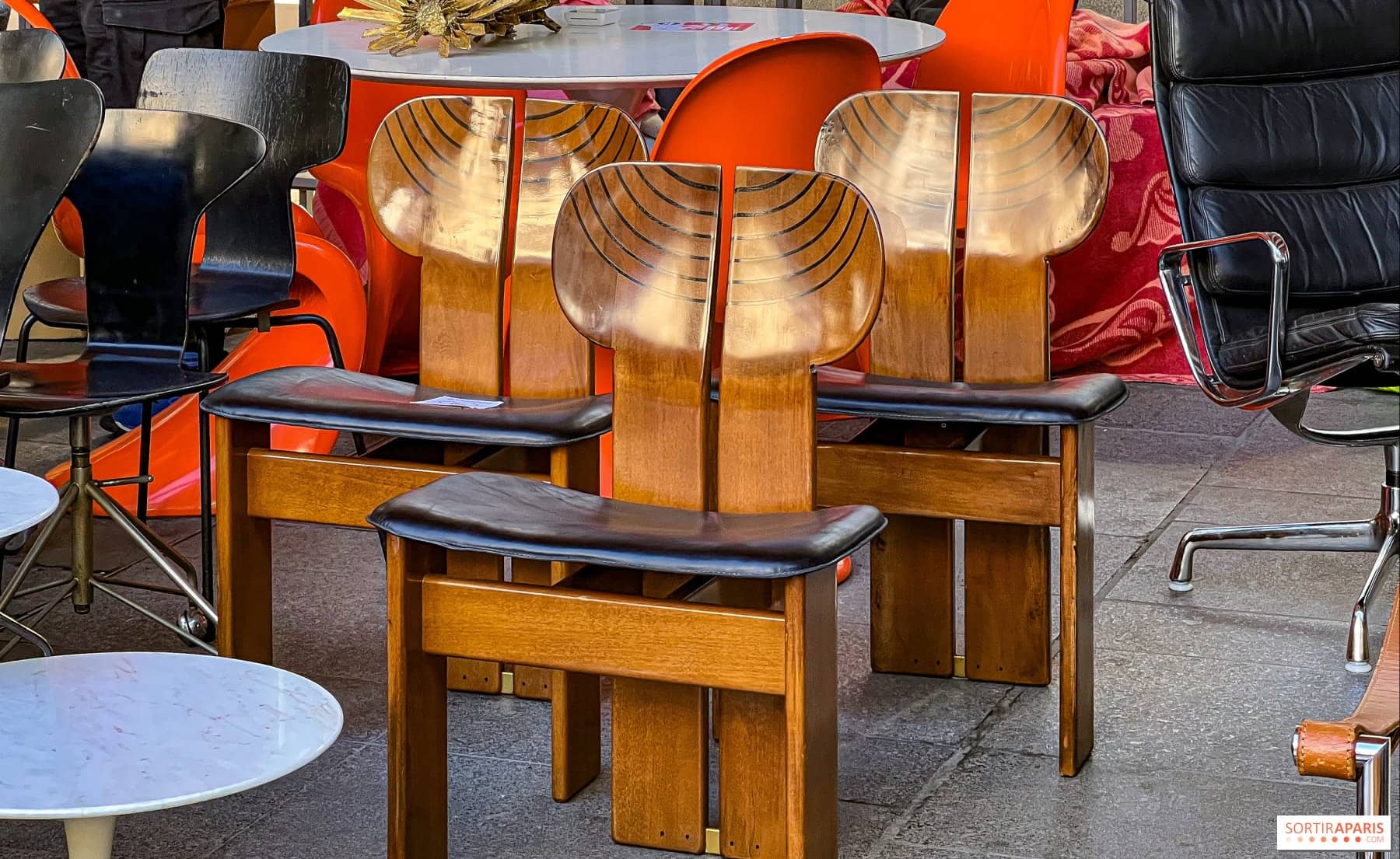 Chaises Africa de Scarpa en noyer et cuir et fauteuils design vintage exposés au marché Undesignable à Paris