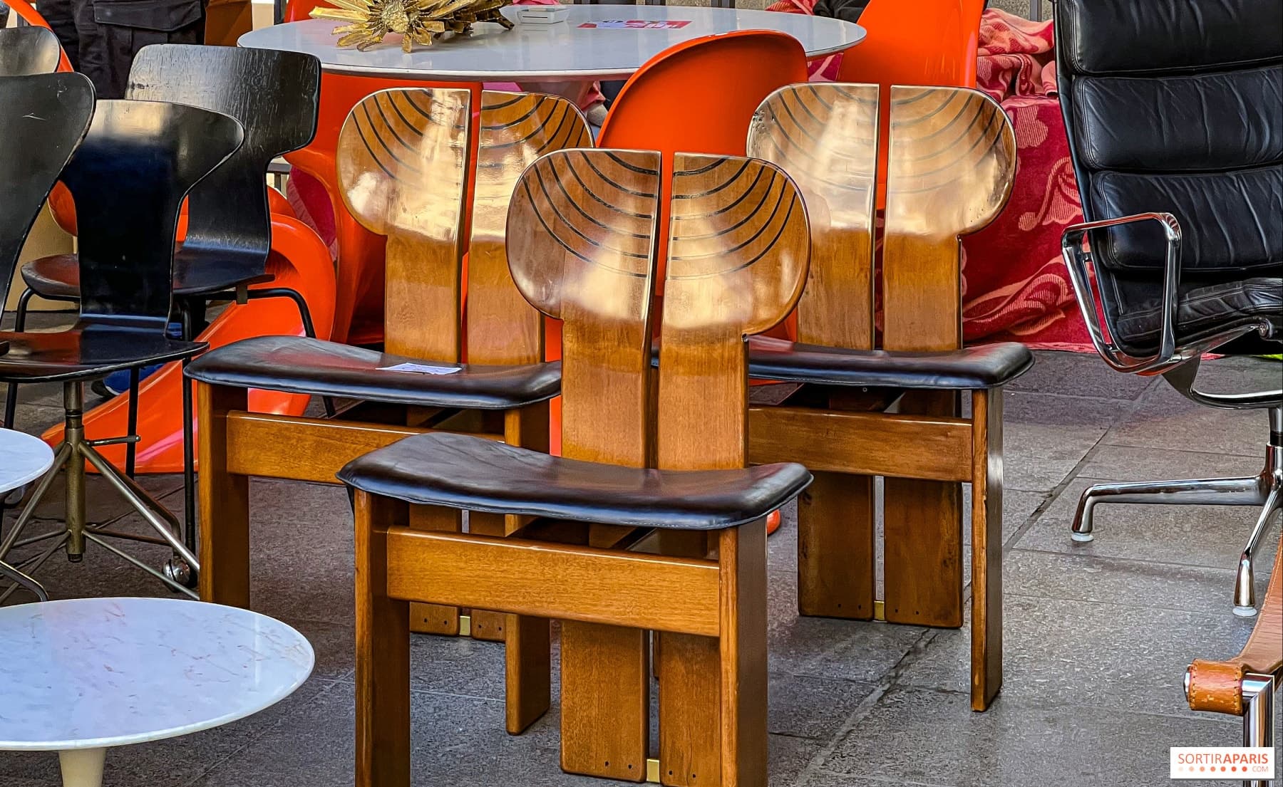 Chaises Africa de Scarpa en noyer et cuir et fauteuils design vintage exposés au marché Undesignable à Paris
