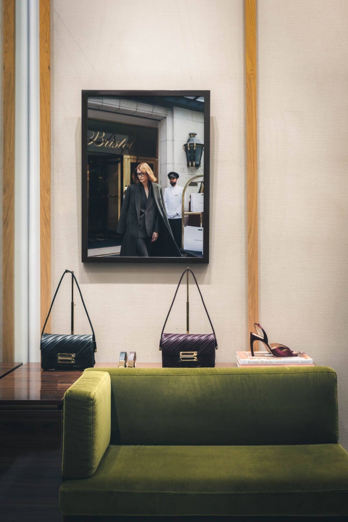 Canapé en velours vert et sacs matelassés dans le pop-up Victoria Beckham du Bristol Paris