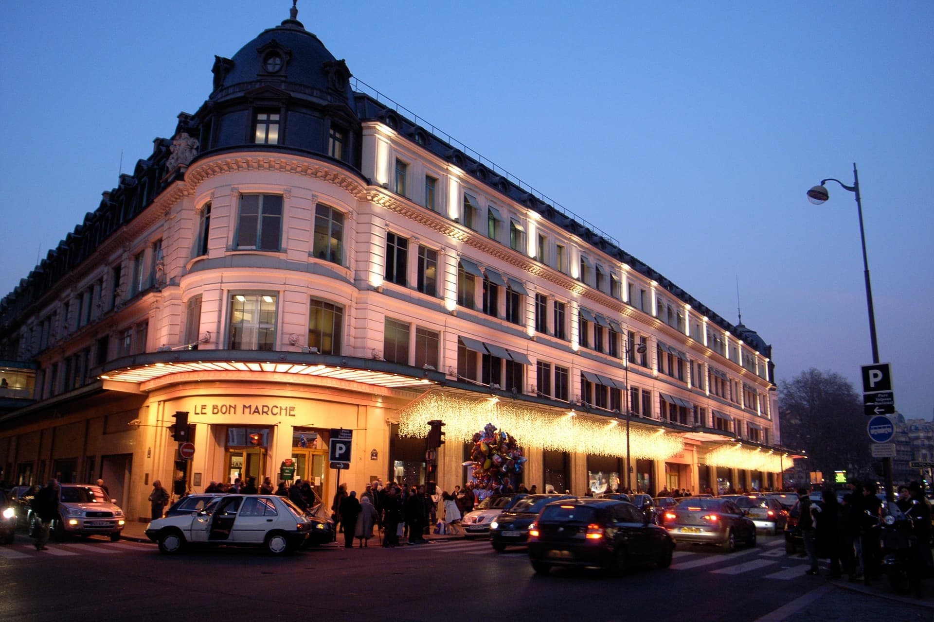 La façade du Bon Marché illuminée pour Noël à la tombée de la nuit, photographiée en décembre 2007